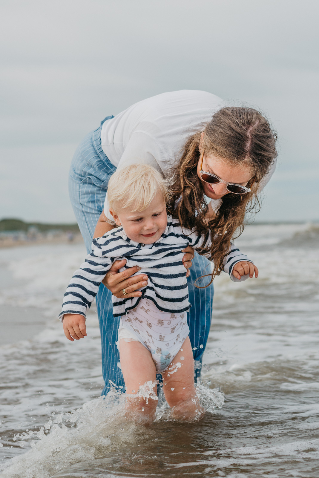 Familienfotos, auf denen Mutter und Kind zusammen sind